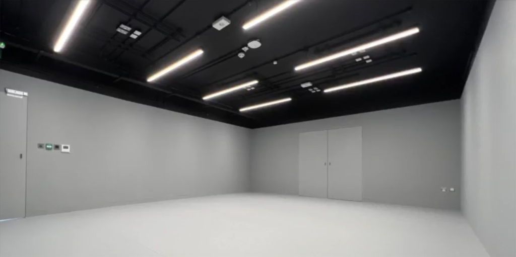 Empty immersive room
